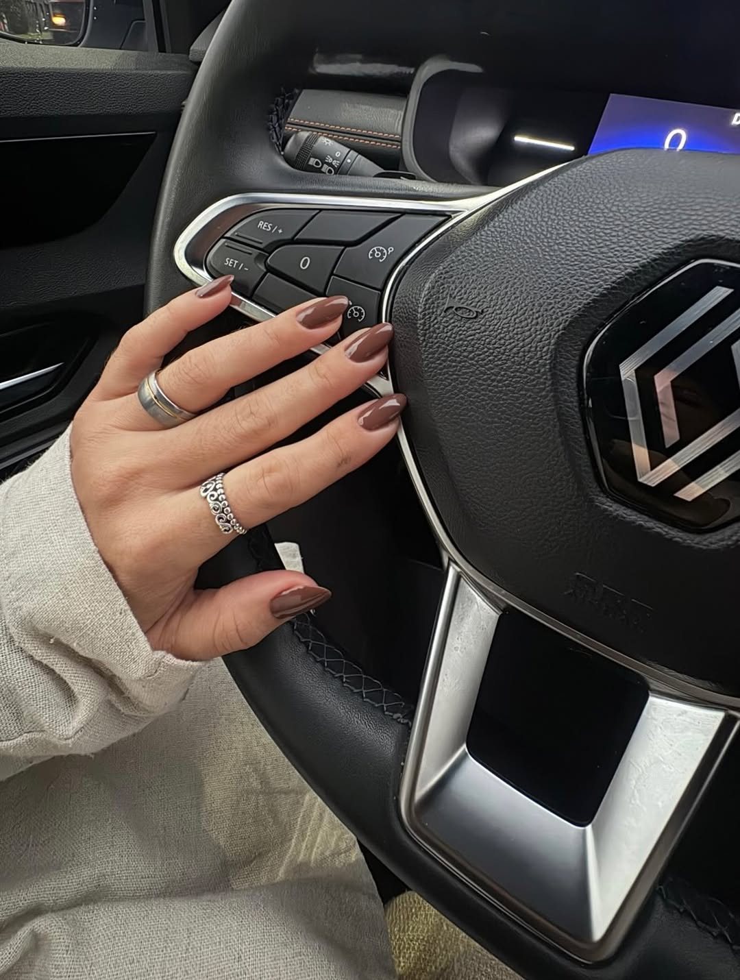 Unhas em gel em tom chocolate